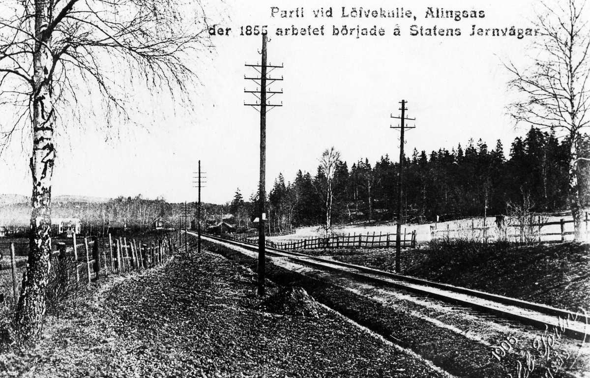 Lövekulle och järnvägen som man började bygga 1855. Minnesstenen Skaverydsstenen kan man skymta till höger vid staketet.
