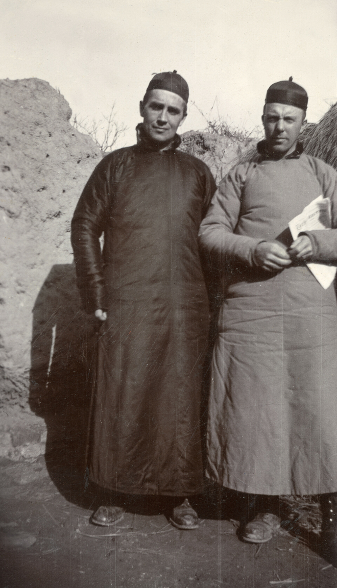 Misjonprestane John Grindvik og Olaf F. Braaten på oppdrag på misjonmarka i 1919.