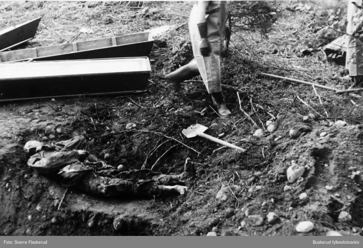 Sommeren 1945 ble tyske soldater kommandert til å grave opp russiske krigsfanger. Arbeidet ble overvåket av Milorg, britiske offiserer og politi fra Hønefoss. Dette bildet er tatt på Hensmoen. Russerleiren lå på Vågård utenfor Hønefoss. 