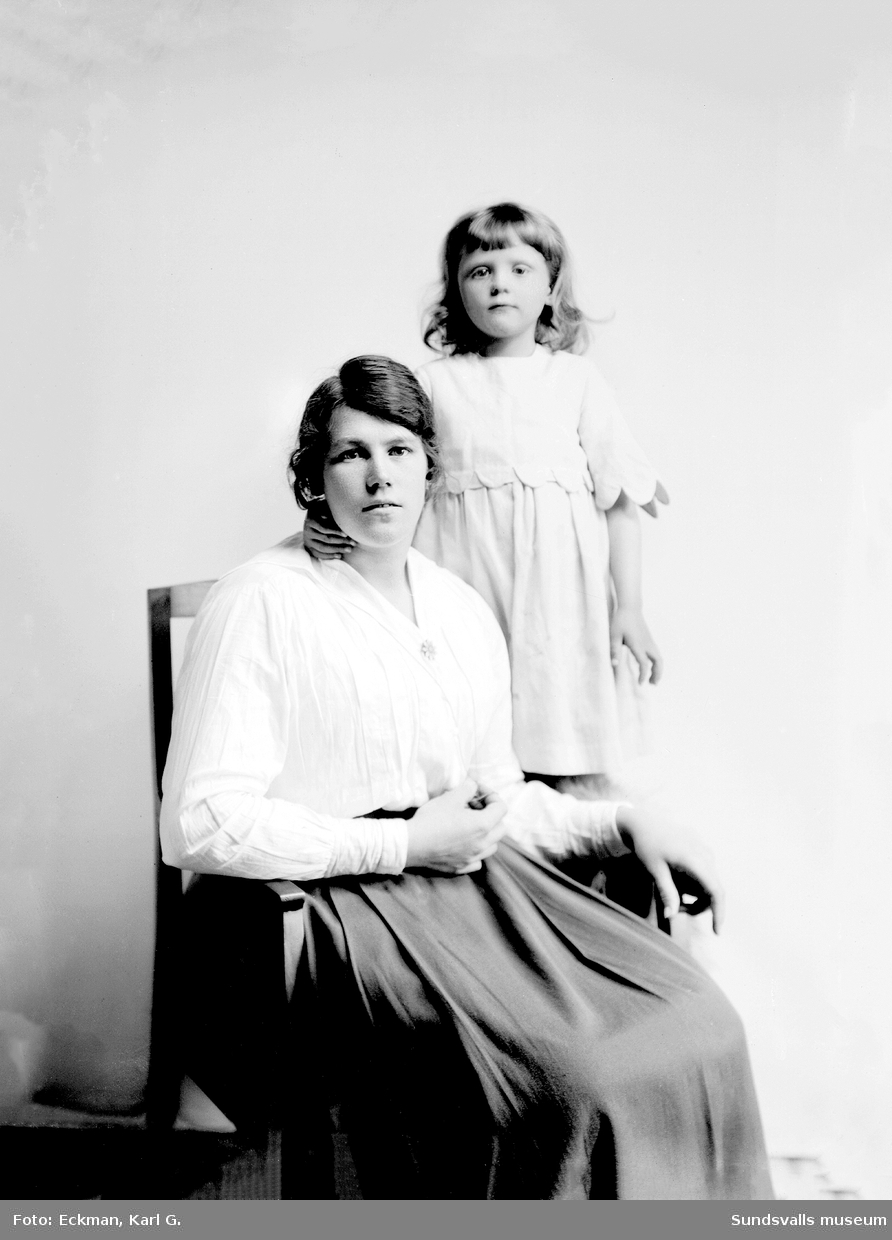 Ateljéporträtt av en kvinna och en flicka (mor och dotter?) i Häre, Indal. Ur Karl Eckmans samling.