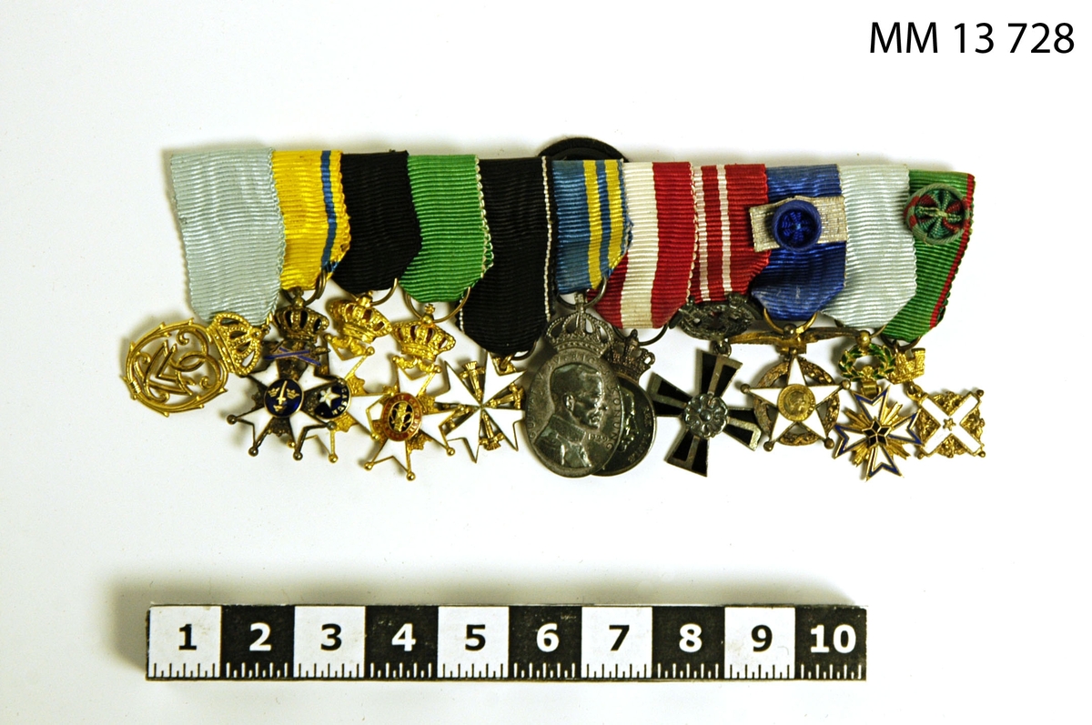 Miniatyrorden Gustav V jubileumstecken.

MM 13728-13738 på samma nål.