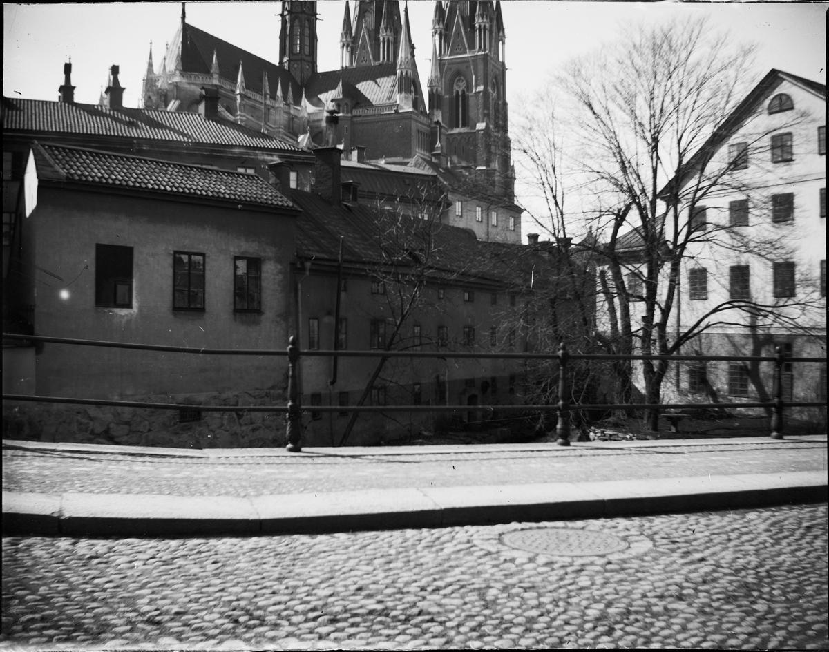 Uppsala domkyrka och Akademikvarnens gård från Östra Ågatan, Uppsala ...
