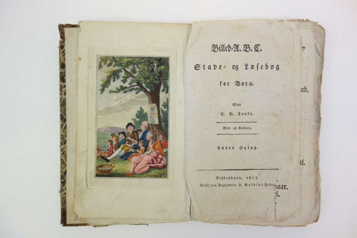 Oversikt over alfabetet og øvrig tekst i fraktur, boka inneholder også oversikt over det latinske alfabetet med tilhørende tekster. Illustrert med håndkollorerte kobberstikk. Medbundet "Læsebog for Børn" fra 1816.