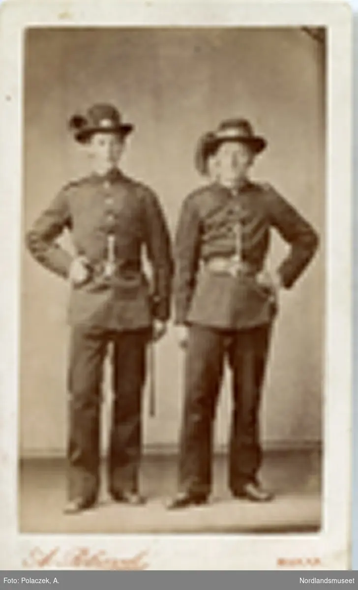 Portrettbilde av to menn i uniform.