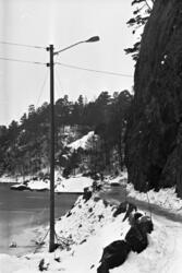 Smal vinterveg - Steinsprang på Fylkesveg 107 i Tvedstrand k