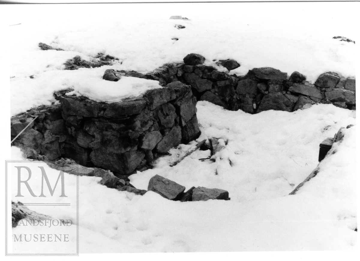 Dokumentasjon av den gamle grunnmuren på Lere etter at stua var tatt ned for å settes opp igjen på Hadeland Folkemuseum.