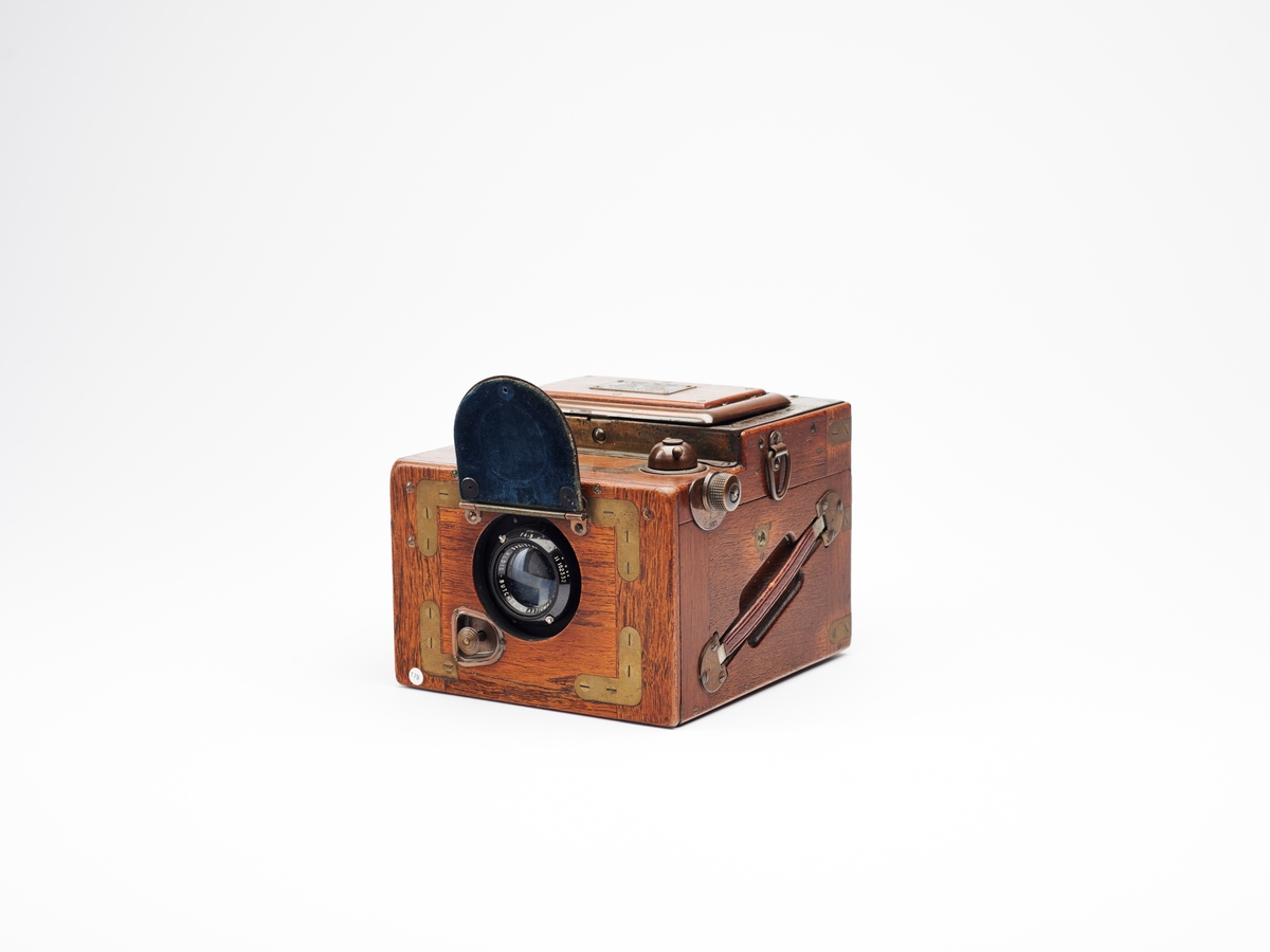 Ensign Focal Plane Roll Film Reflex Tropical er et speilreflekskamera produsert av The Houghton-Butcher MFG. Co., Ltd i London. Kamera anvender 120 rullefilm og produserer negativer på formatet 6 x 9 cm. Kameraet er utstyrt med et Aldis-Butcher Anastigmat f4.5 4.24'' objektiv.