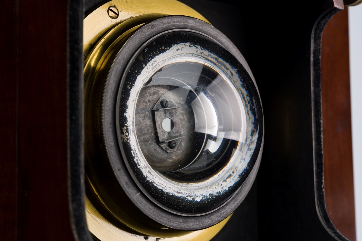 Sutton Panoramic er et panoramakamera for kollodiumglassplater. Kameraet har et helt spesielt objektiv, en vannlinse, designet av Thomas Sutton som solgte rettighetene til Thomas Ross & Co. 
Objektivet, patentert i 1859, er verdens første vidvinkelobjektiv. Det er konstruert av to halvsirkler i glass og fylles med vann når det anvendes. Objektivet og kameraets utforming gjorde det mulig å produserte bilder som dekket 120 grader. Selve kameraet har buet negativ-/plateholder for glassnegativer. Kameraet fokuserer ved å skru på en messingskrue bak og under plate-holderen. 
Kameraet er svært skjeldent, da det bare ble produsert rundt 30 stykker og finnes bare i to kjente eksemplarer.  
Da kameraet kom for salg på Christies auksjonshus i London i 1974 var gründeren, forretningsmannen, fotografen og samleren Leif Preus (1928-2013) klar. Han hadde pengene, og viste at hvis han legger inn et så høyt bud at han rister av seg andre kjøpere, vil det skape fotohistorie, og han ville skape seg et navn det er verdt å merke seg i auksjonsverdenen. "Når dette blir kjent, vil alle som har noe å selge komme til meg først", sa Preus. Auksjonen i London foregikk uten Leif Preus til stede, men siste bud tilfalt ham og satt prisrekord. Kameraet ender i Horten, og fører til nye kontakter og henvendelser fra samlere, redaktører av fototidsskrifter og bøker, invitasjoner til konferanser og først og fremst tilbud om kjøp.