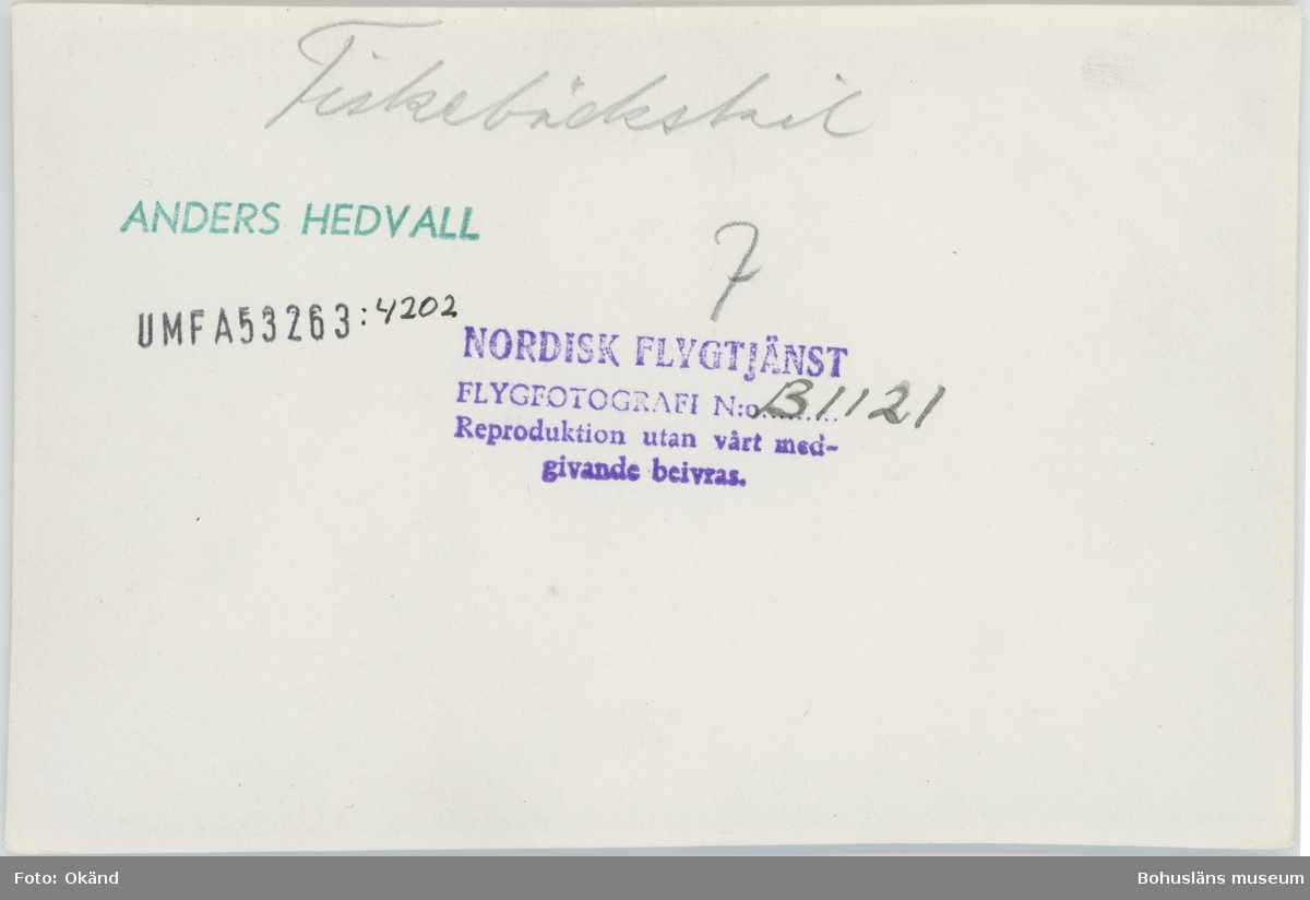 Tryckt text på kortet: "Nordisk Flygtjänst. Flygfotografi N:o B 1121.
Reproduktion utan vårt medgivande beivras."
Noterat på kortet: "Fiskebäckskil."