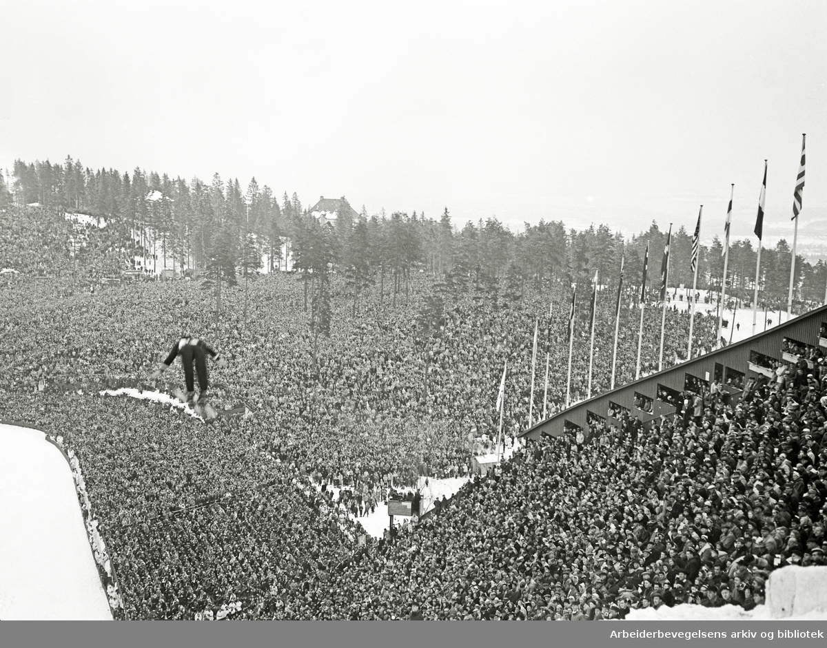 Vinter-OL 1952. De sjette olympiske vinterleker, arrangert i Oslo, 14.-25. februar 1952. Fra hopprennene i Holmenkollen.