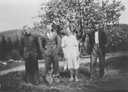 Ved apalen i hagen på Langerud, 1941. Fra venstre: Erling og