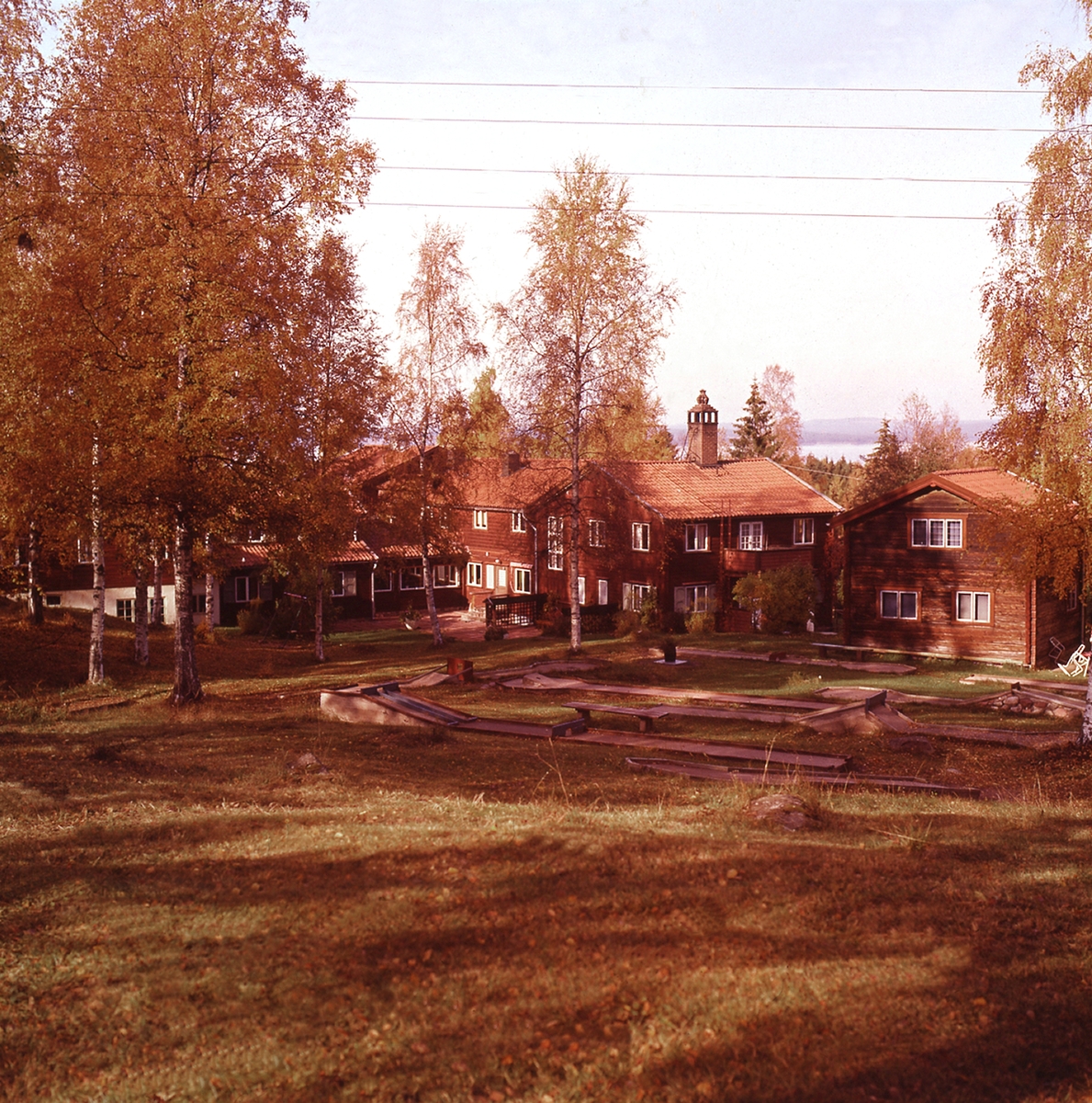 Minigolfbanor är belägna i skogsbrynet, bakom huvudbyggnaden som
syns i bakgrun-den.