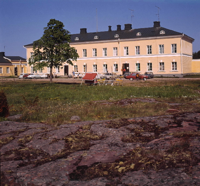 I den lilla poststationen i Eckerös palatsliknande posthus rådde
febril verksamhet timmarna före starten av postrodden.