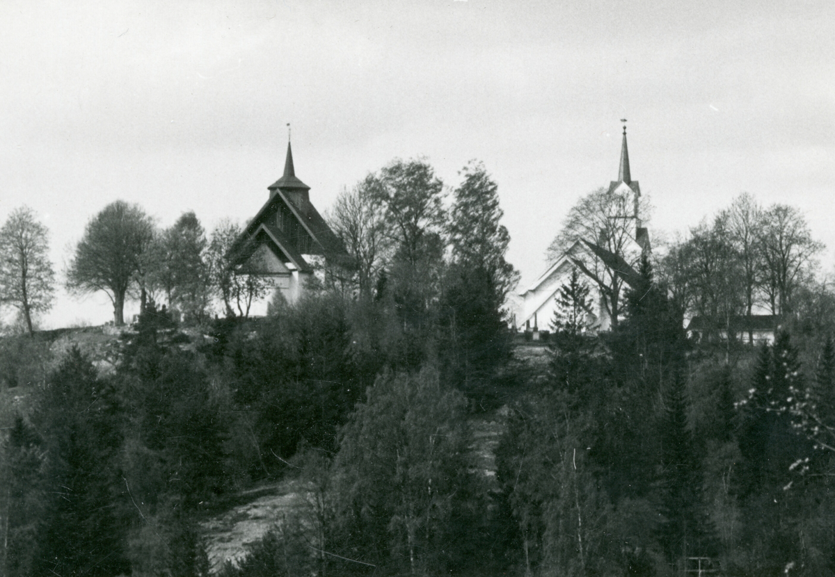 Fire bilde av kyrkjene på Bøhaugen sett frå ulike retningar.