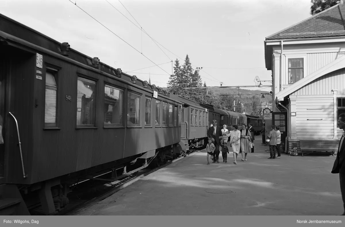 Dagtoget fra Oslo Ø til Bergen, tog 601, på Nesttun stasjon