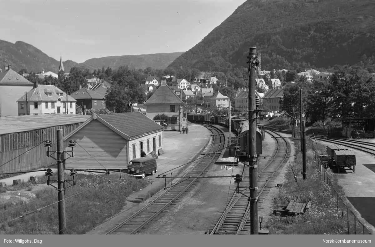 Kronstad stasjon med godstog i spor 2