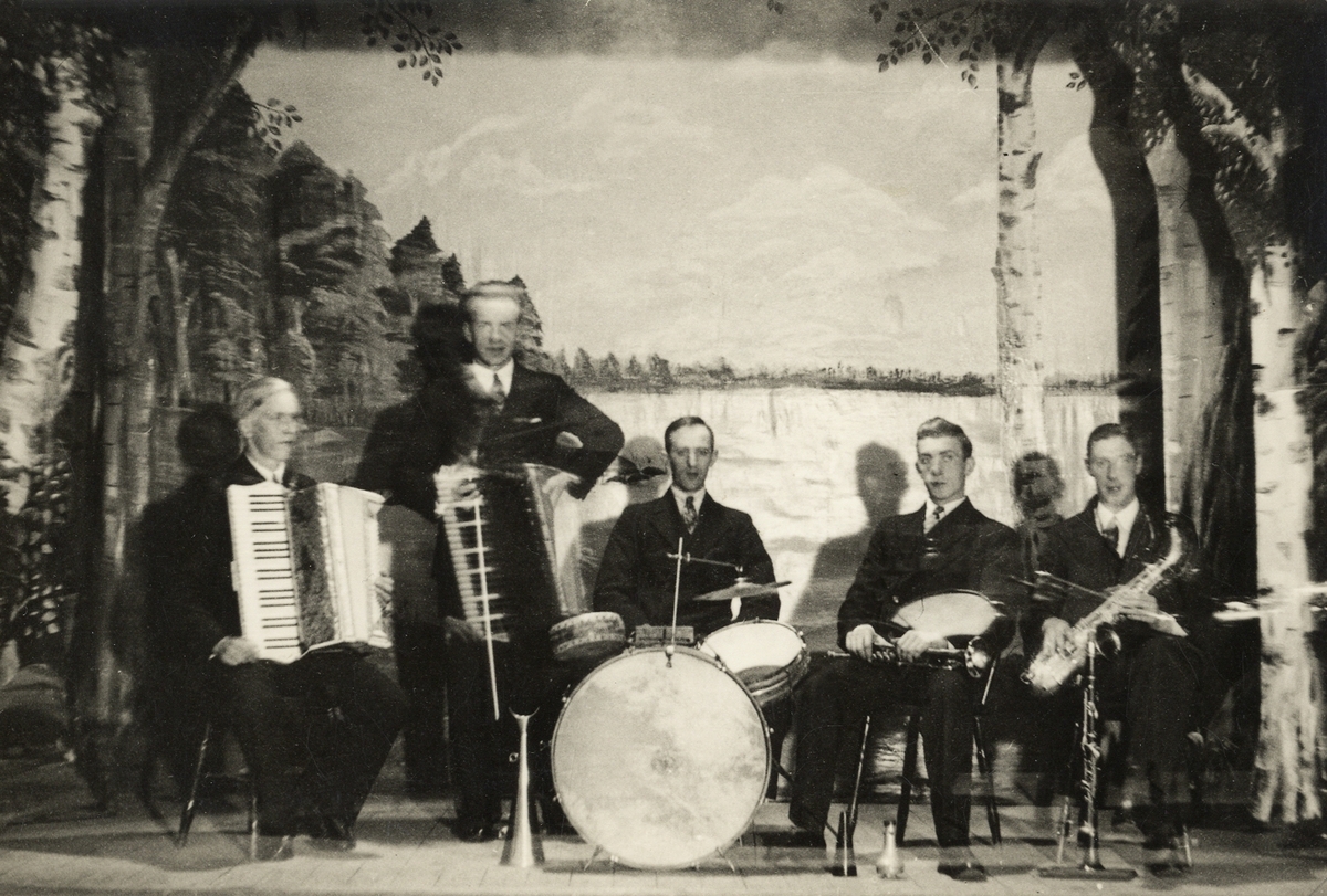 En okänd femmannaorkester på scen, 1932. Växjö (?).