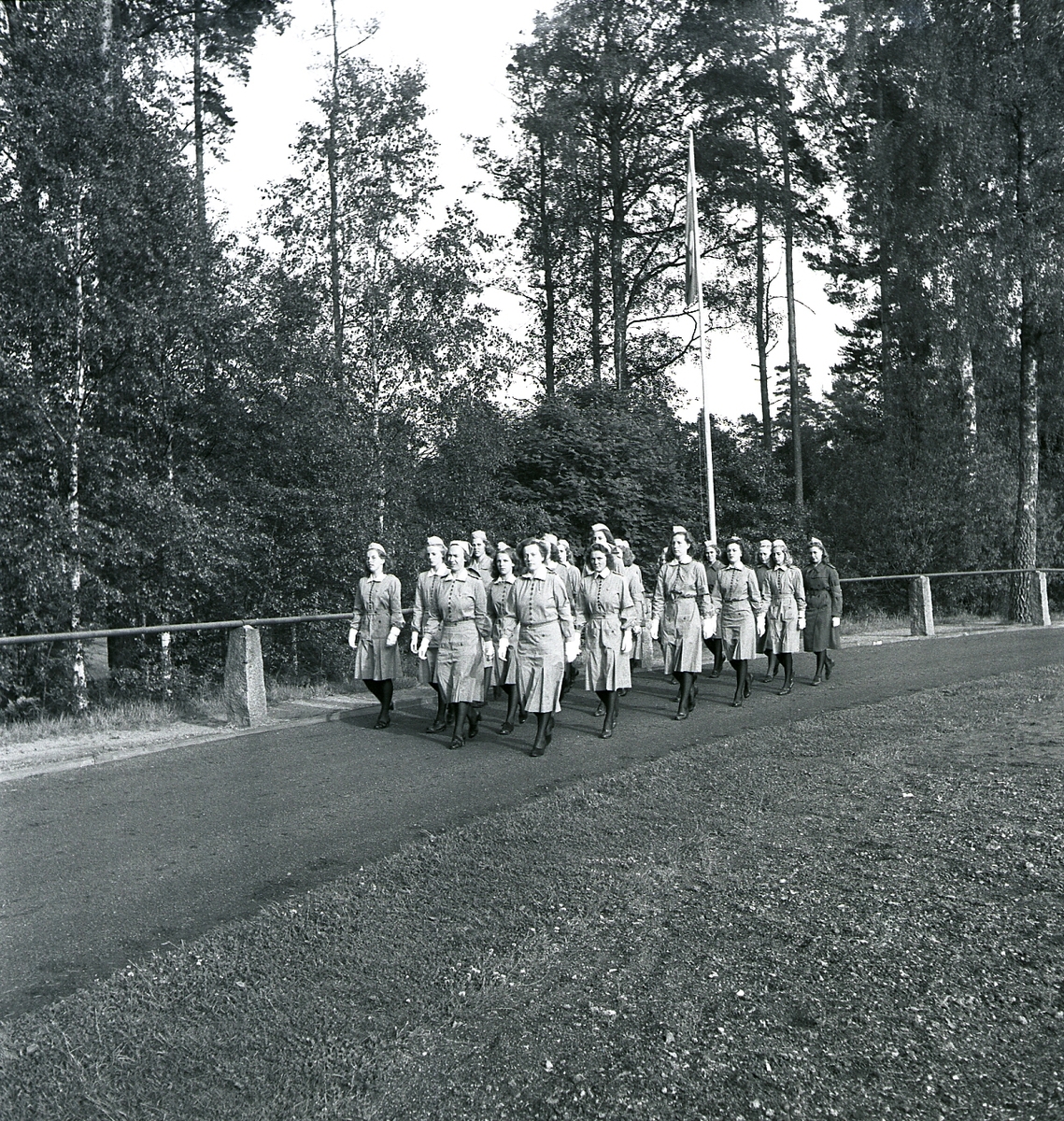 Svenska Flaggans dag 1943. 
Ett antal kvinnor i någon sorts uniform tågar in på Värendsvallen.