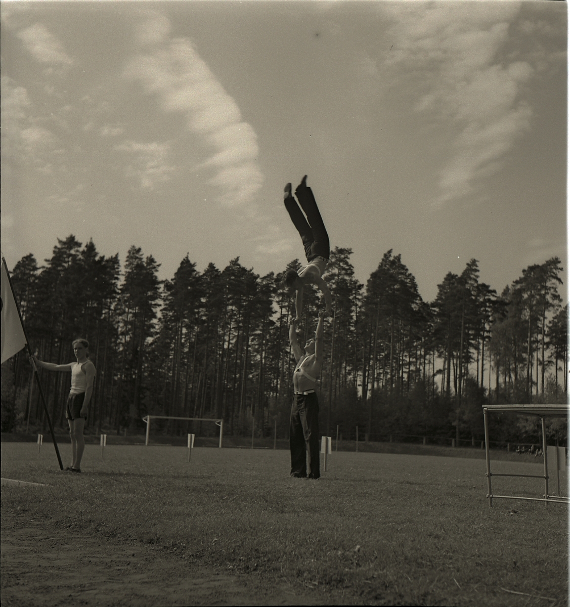 Gymnastikens dag, 27/5 1945.
Uppvisning av gymnastik på gräsplanen.