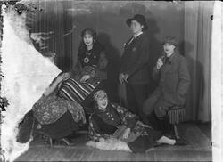 Gruppeportrett av fem kvinner i kostymer.