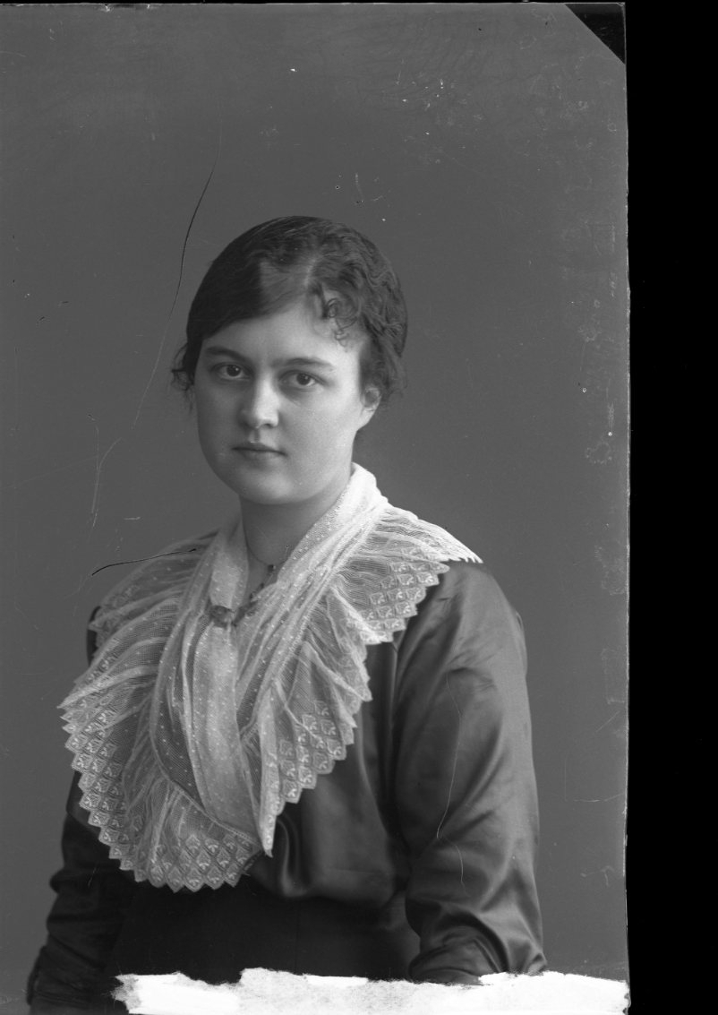 Porträtt av en ung kvinna med spetskrage.