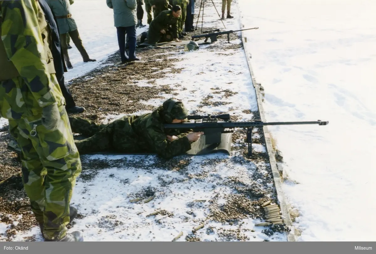 Utländska attachéer följer övningar en kall vinterdag. Ing 2.

Vapen prövning, AG 90 (Automatgevär 90).