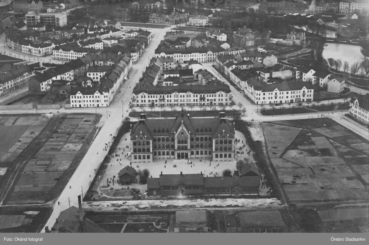Vy över Vasaskolan, 1910-tal - Örebro Stadsarkiv / DigitaltMuseum