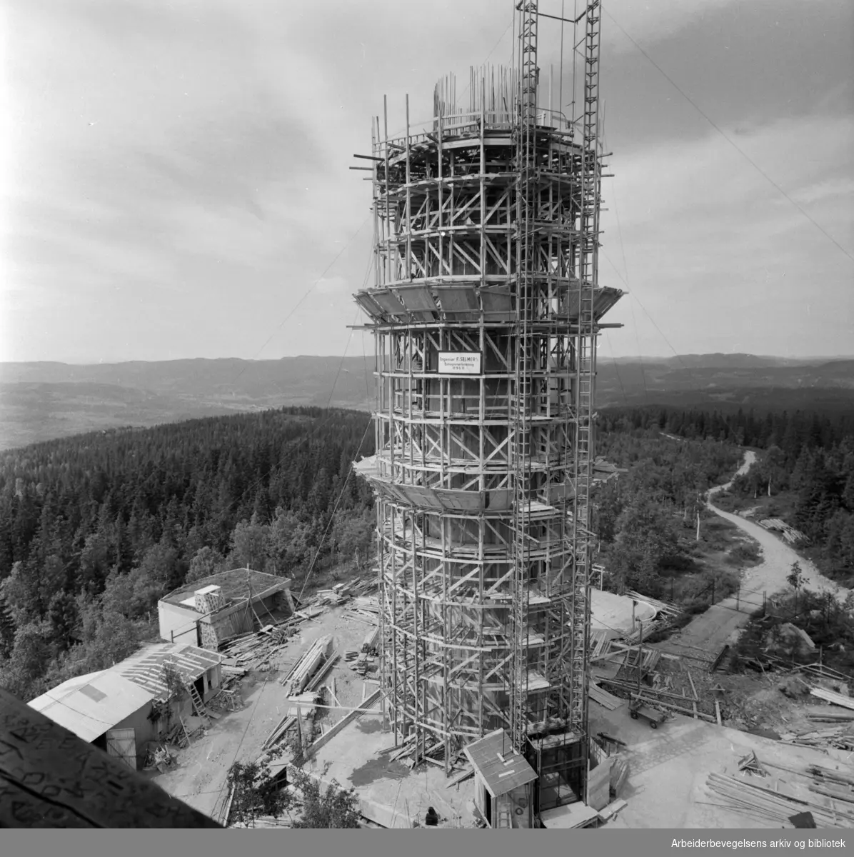 Tryvannstårnet under bygging. Juni 1960..