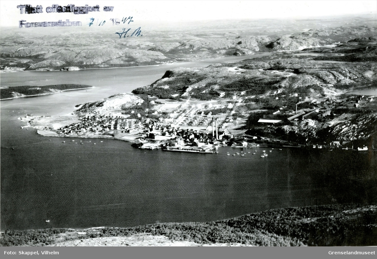 Flyfoto fra Kirkenes tatt august 1936. Prestøya sees i bakgrunnen på venstre side. 