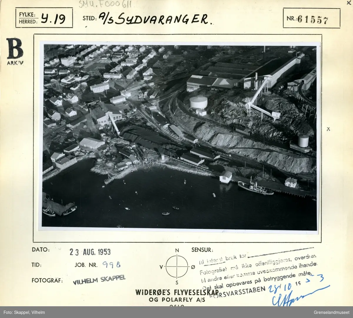 Flyfoto av deler av A/S Sydvarangers anlegg i Kirkenes med nærliggende bebyggelse