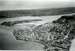 Flyfoto over Kirkenes sentrum og Prestøya med utsikt mot Sva