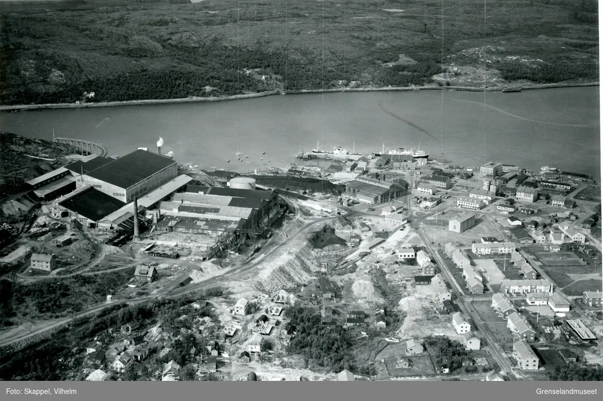 Flyfoto over deler av AS Sydvaranger sitt anlegg i Kirkenes og Dampsentralen med industrihavna.