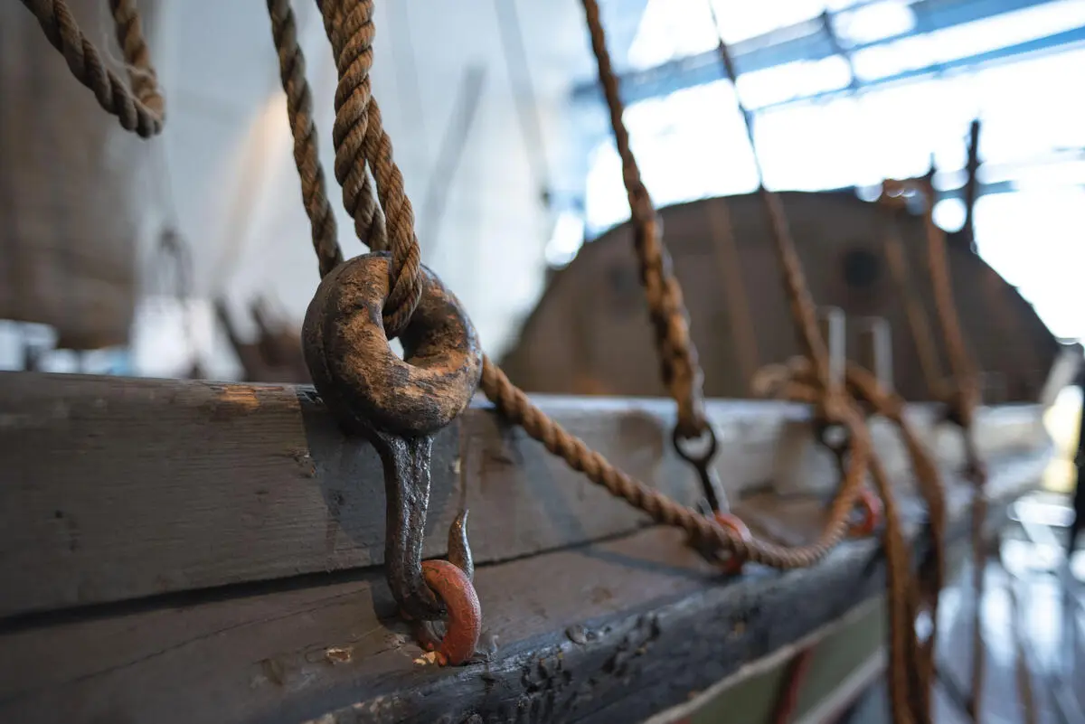Detalj av rigg og tauverk på fembøringen i Båthallen på Norsk Maritimt Museum.