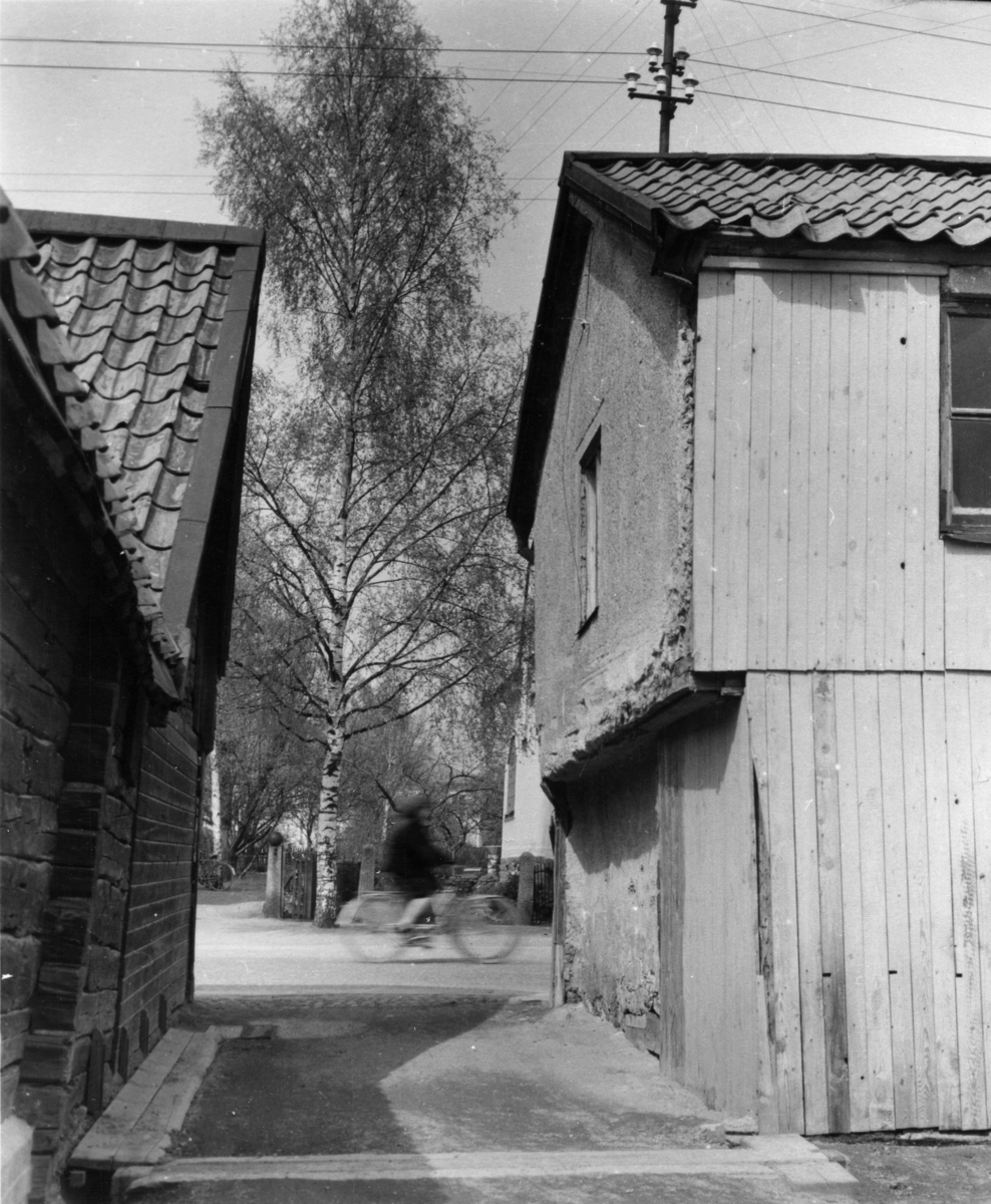 Infart till kvarteret Krämaren nr 8 i gräns mot nr 9, Västra Ringgatan 27, Enköping. Vy inifrån gården mot nordväst.