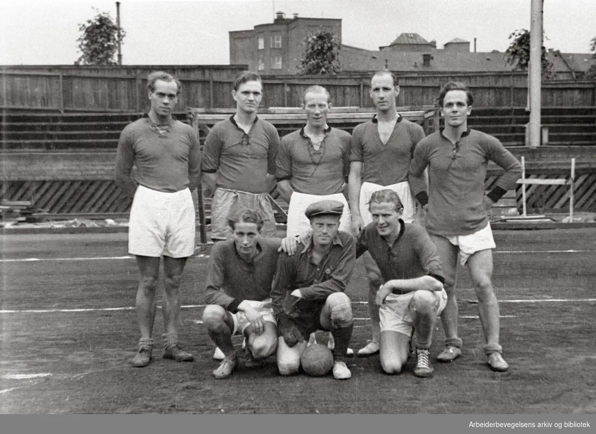 Håndballgruppa i arbeideridrettslaget "Gnist" fotografert på Dælenenga i Oslo 1939.