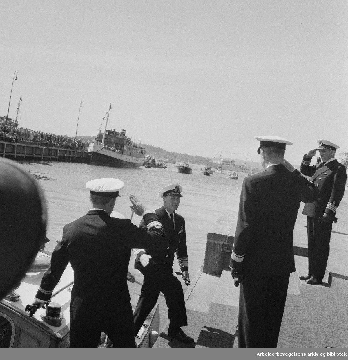 Kong Olav V ankommer Oslo etter signingsferden. Juli 1958.