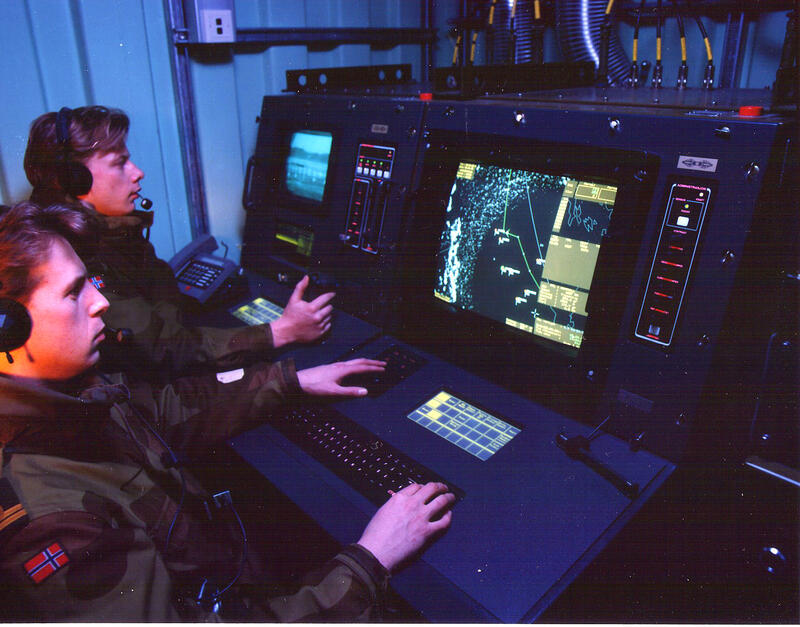 Menn sit ved kontrollane i torpedobatteriet som var operativt fram til 2001.