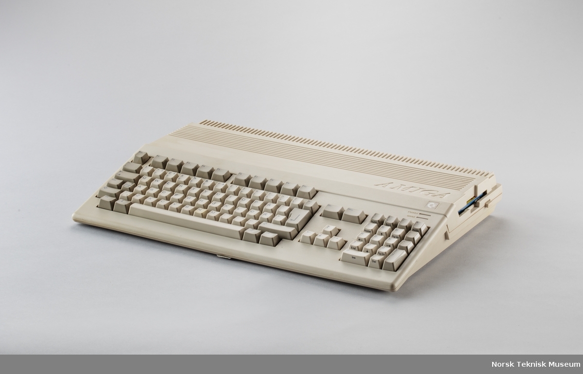 Commodore Amiga A500 Hjemmedatamaskin med omformer og mus. Serienummer 884562