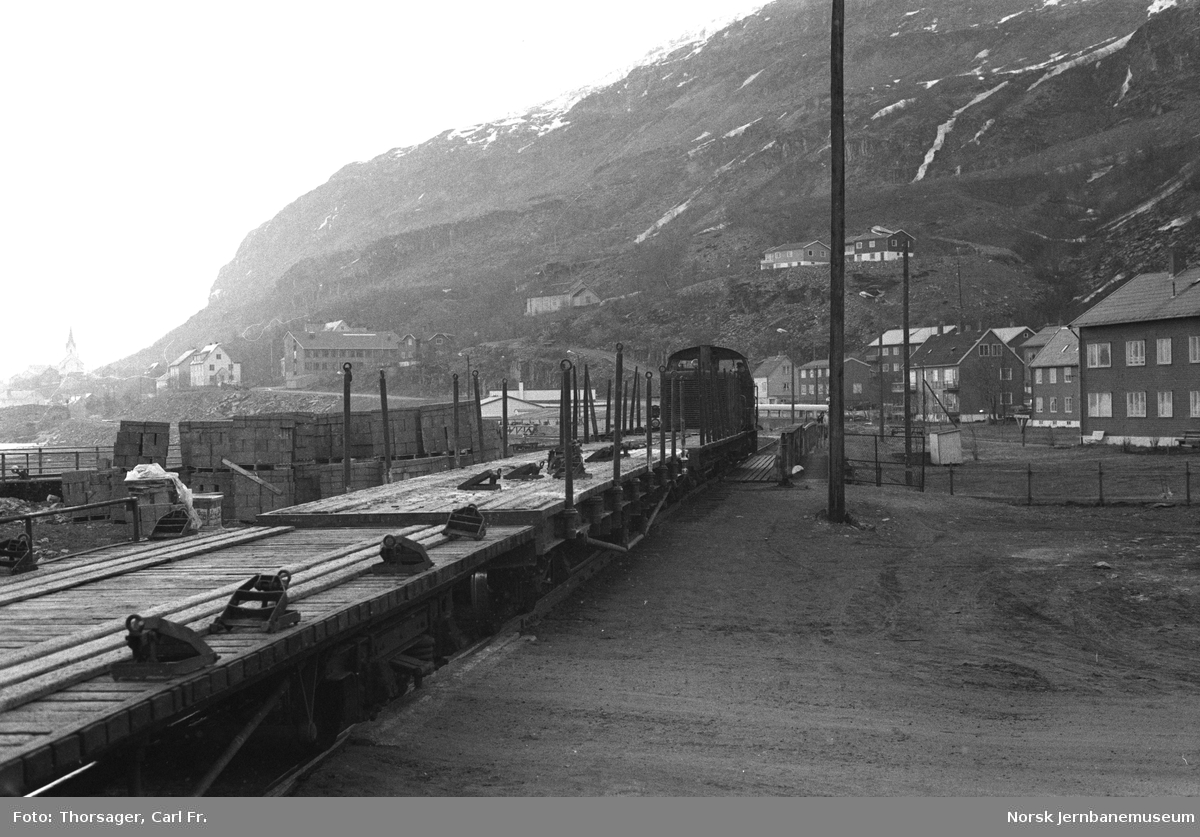 Sulitjelmabanens diesellokomotiv SAULO med plattformvogner ved Lomi stasjon