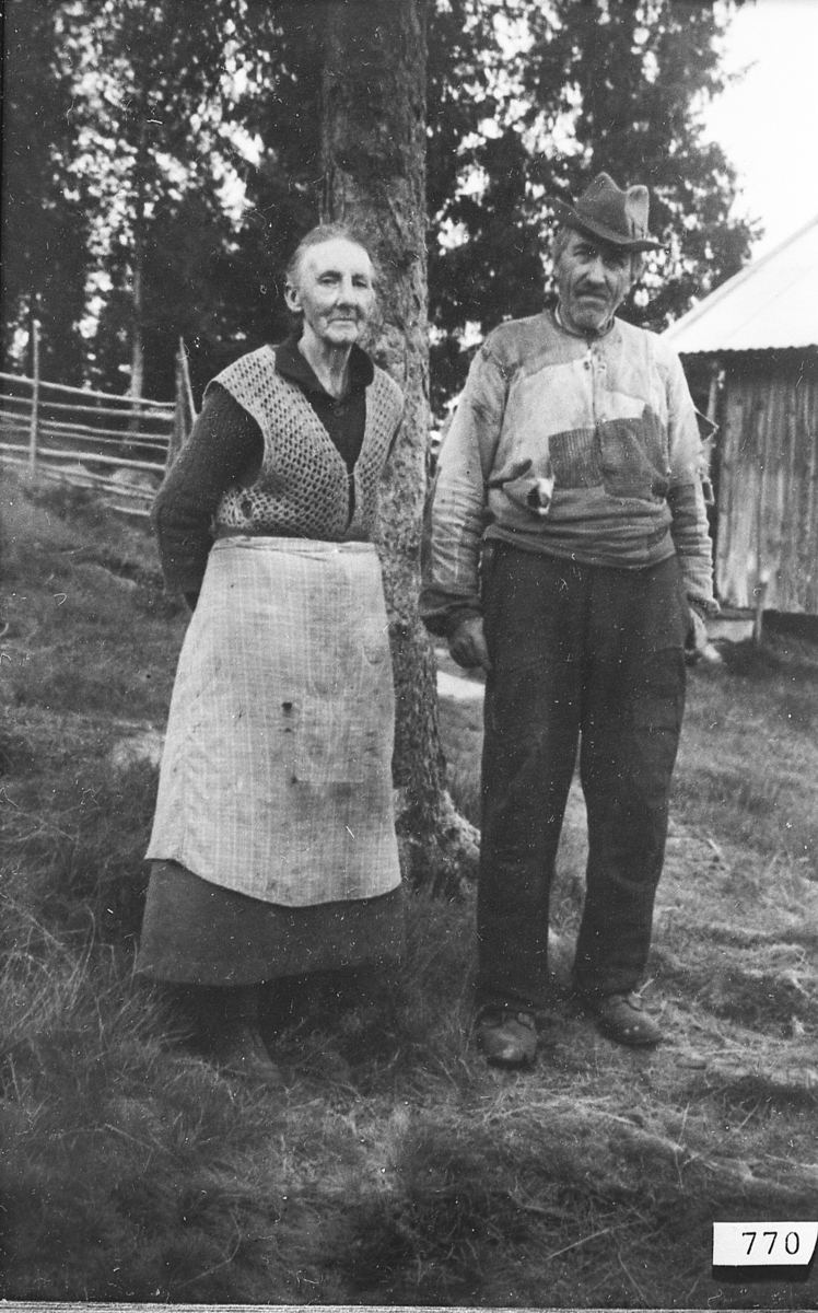 Anne og Andreas Mollerud på Ebbesbergsetra, ca. 1938. Anne koker prim.