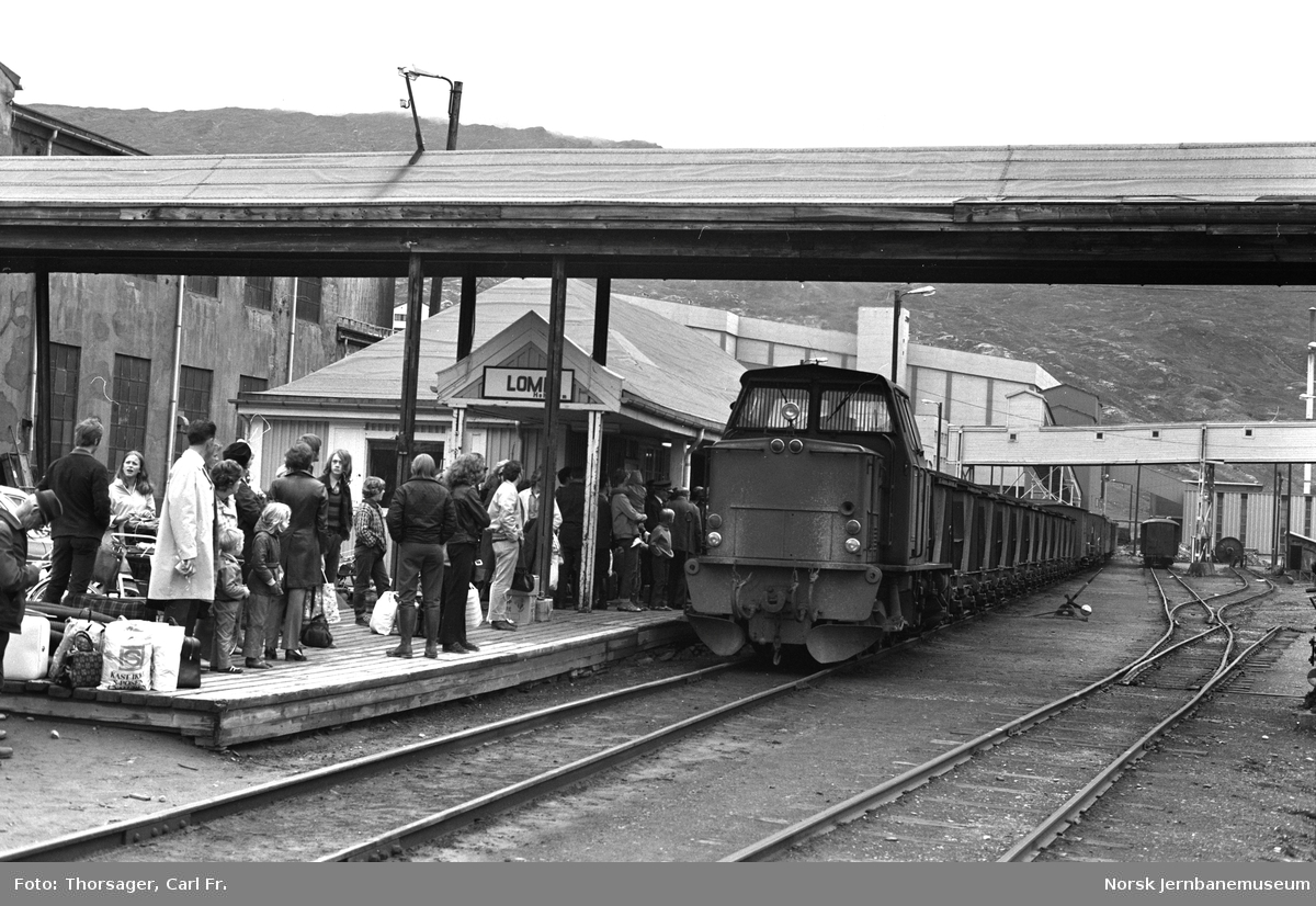 Sulitjelmabanens diesellokomotiv ODIN kjører inn på Lomi stasjon med et av de siste togene til Finneid før banens nedleggelse