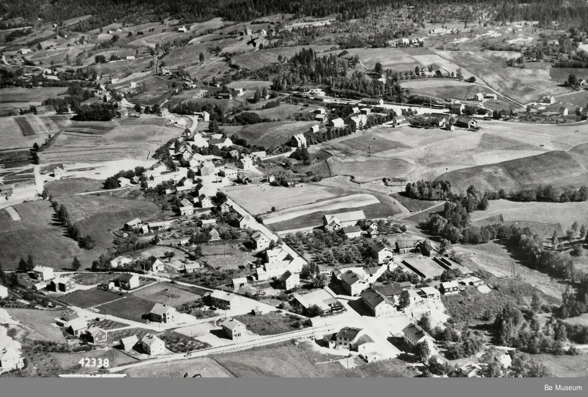 Flyfoto av Bø sentrum i 1952, tatt 5. juli 1952. 
