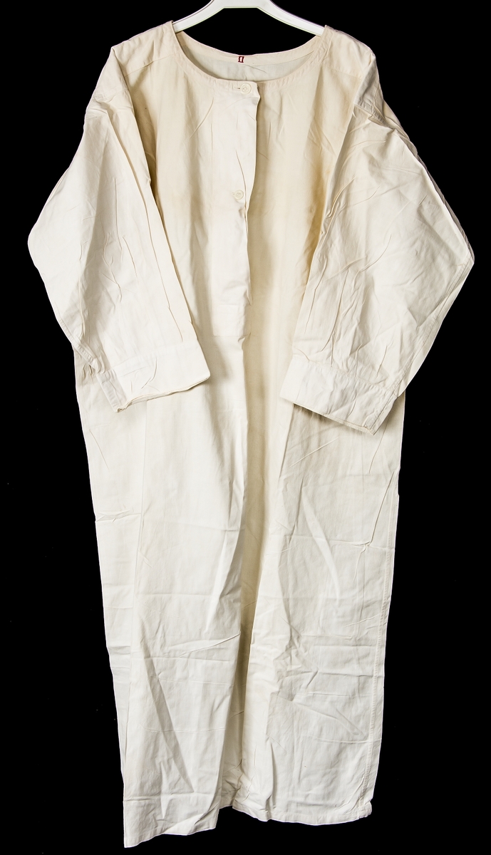 Fyra underklänningar/nattskjortor, långa med broderade storlekar och "K.V". Både med lång och kort ärm,