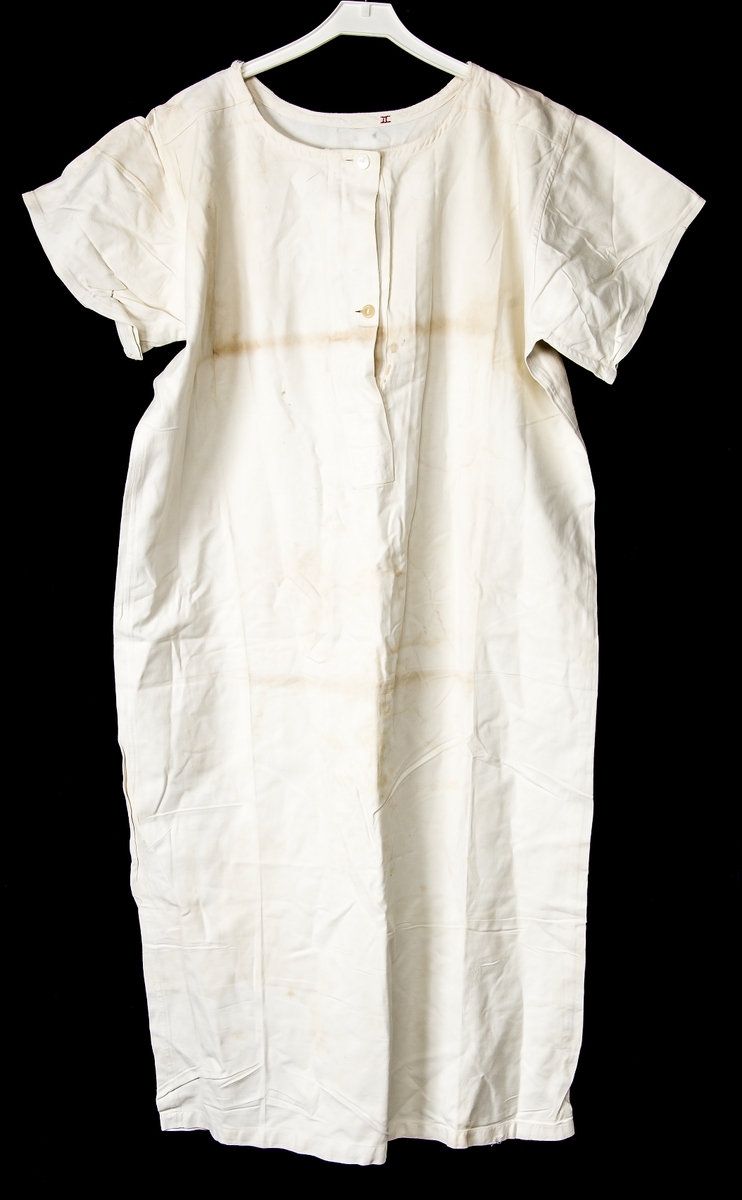 Fyra underklänningar/nattskjortor, långa med broderade storlekar och "K.V". Både med lång och kort ärm,