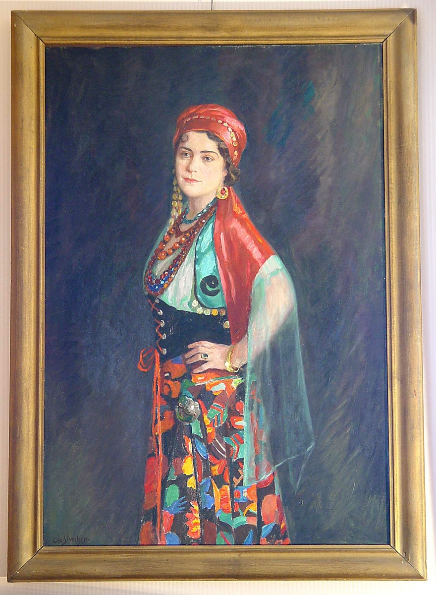 Portrett i halvfigur som forestiller Victoria Bachke kledd i folkedrakt.
