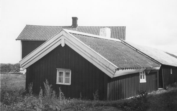 Knaparydsstugan - Onsalas äldsta ryggåsstuga, sannolikt uppförd under 1600-talet. Knaparydet betecknade en gång de skoglösa och bergiga markerna mellan Vikaholm och Gjövik ägda av Råö säteri/Knapagårdarna. Över seklerna hände det att delar av den bördigare marken "intogs", d v s inhägnades för nyodling, och att små bostäder uppfördes på ofri grund. Det var fattiga som bebodde dessa "lägenheter". Lägenheten med Knaparydsstugan var minst, men var redan under 1600-talet ett torp kallat Lyckerij eller Ryet, lydande under säteriet. Den lilla ryggåsstugan var sammanbyggd med ladan och taken täcktes med långtång och senare med torv (tegeltaket tillkom före 1920). Hushållet bestod av ca 6-8 personer, men männen gick på sjön så kvinnor och barn fick sköta om det lilla man hade av odling och djur. Dessa "backhussittare" på Knaparydet fick understöd av socknens fattigkassa för att klara livhanken.
Sally Therese Andersson (f 1879) och hennes dotter Ethel blev de sista av fyra generationer av samma sjömanssläkt att bebo Knaparydsstugan. Sally Therese hade löst in tomten 1937 och sålde den på 1950-talet. Nordhallands Hembygdsförening och Onsala Hembygdsgille köpte stugan och flyttade den med inventarier till Utholmen i Gottskär. Uthuslängan kortades då av med ca 1/3. Dessvärre blev byggnaden vandaliserad och därför flyttad 1985 till en plats vid kyrkstallarna intill Onsala kyrka där den fortfarande (2022) står kvar.