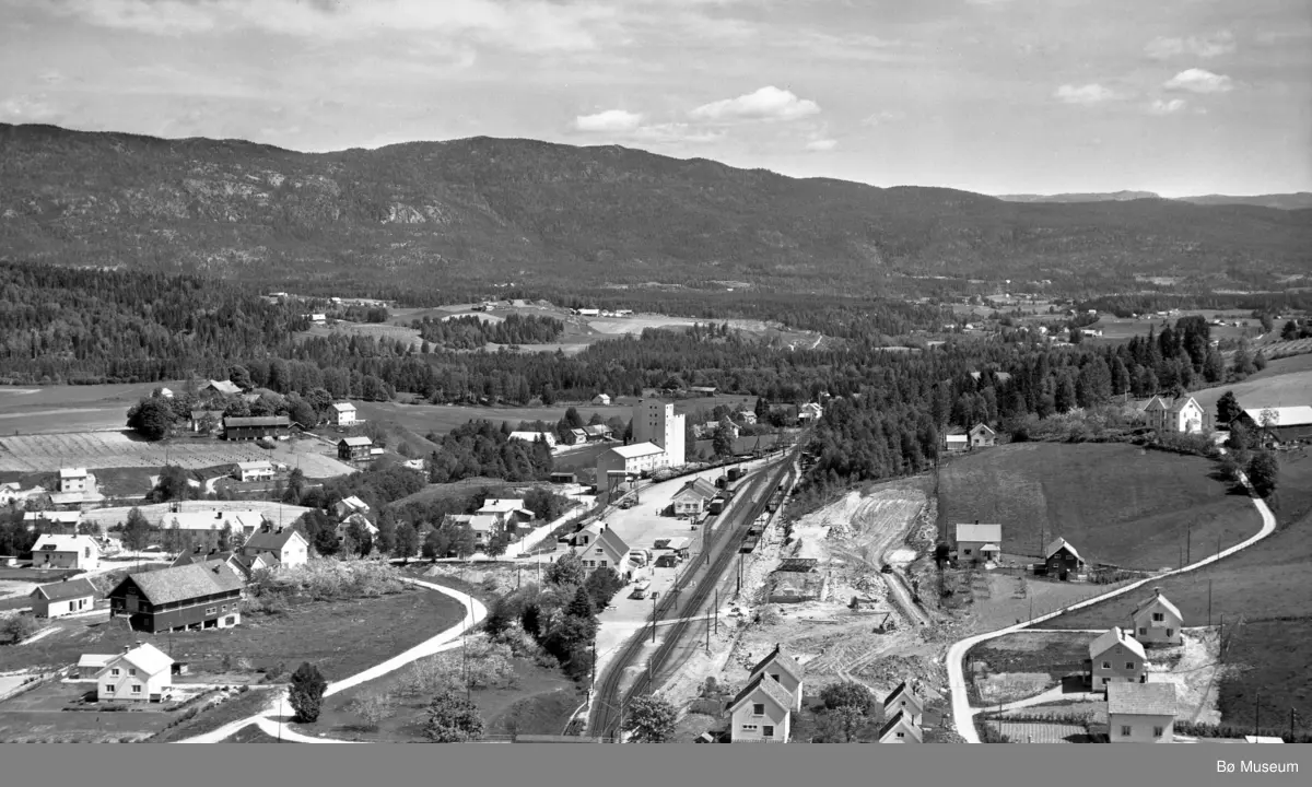 Flyfoto av Bø stasjon og områda omkring, tatt frå vest. - Midt-Telemark ...
