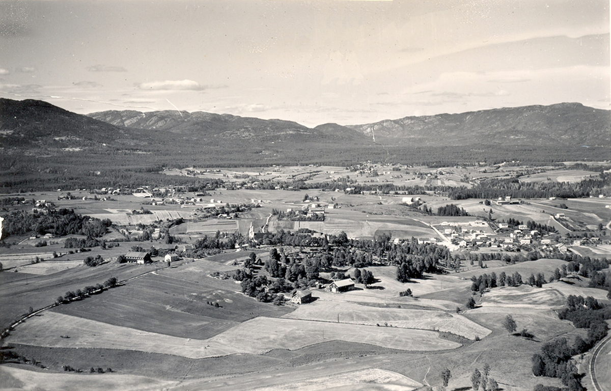 Flyfoto av Bøbygda frå sør.  Bildet er tatt 5. juli 1952.