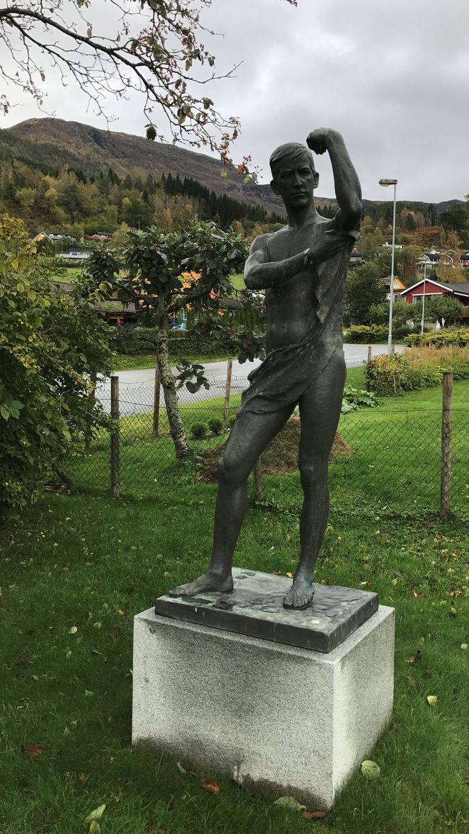 Replikk av skulptur reist i bronse i ved Bislett bad i Oslo i 1920.