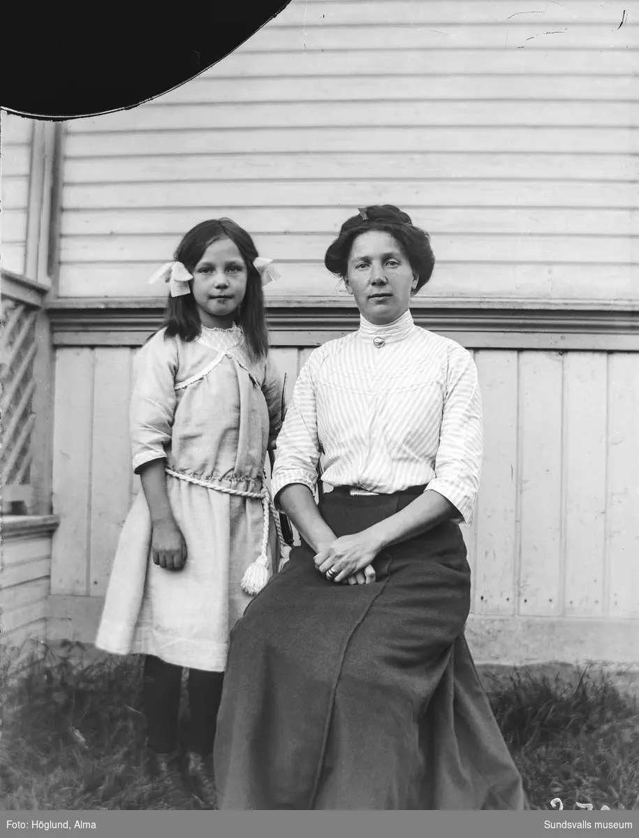 Lotten Andersson med dottern Olga, porträttbild, Stöde.